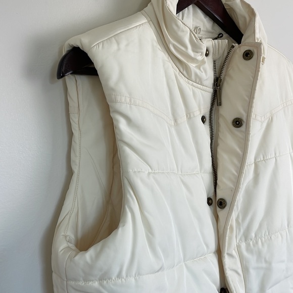 Chaps Ivory Puffer Vest. Size Medium - Picture 4 of 10
